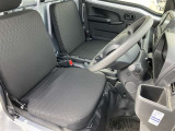 高いホールド性で運転姿勢が安定します。長距離ドライブでも疲れにくいのが魅力です。快適なドライビングライフをお送りください♪