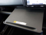 停車時にはA4サイズのノートPCやお弁当などが置ける格納式テーブルを装備!※最大重量は10kgまでとなっております