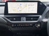 センターに組み込まれた大型ディスプレイは、各種メディアの操作、車両状態のモニタリング、ドライビングスタイルの管理など様々な情報を表示