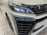 【LEDヘッドライト】悪天候や夜間走行時も良好な視界を確保し安心して運転できる高輝度LEDヘッドライトを装備!点灯速度が早く、消費電力も抑えられています。