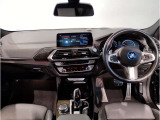 BMWの運転席はドライバーオリエンテッドという構造を採用。ドライバー目線の操作がしやすい設計になっており、ドライブ中にも目線の移動が少なく運転中にも簡単に操作ができます。