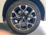 BMWの純正アロイホイールは軽量かつ強度にも優れているホイールで走行性能を引き上げる設計になっております。足元にもBMWは妥協がなくこだわっている個所になります。