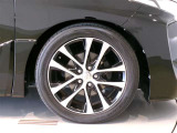 純正のアルミホイール装着車です。タイヤサイズは225/50R18です。
