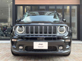 Jeepの特徴的な、丸目のライトと7スロットグリルです。
