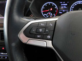 ハンドル左側:ACCアダプティブクルーズコントロールをこのボタンのみで行うことができます。運転中でもハンドル内にあることで視線の動き幅を抑えられ安全性を高めています。