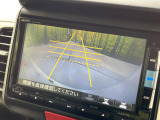 【バックカメラ】駐車時に後方がリアルタイム映像で確認できます。大型商業施設や立体駐車場での駐車時や、夜間のバック時に大活躍!運転スキルに関わらず、今や必須となった装備のひとつです!
