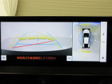パノラミックビューモニターを装備。車を真上から見るように周囲を確認できます。機能の詳細は販売店スタッフまでお尋ねください。