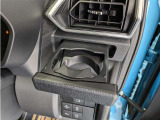 便利なカップホルダーを装備しています。 缶ジュースを開けて運転していると振動で倒れないかヒヤヒヤ、意外と置き場に困るもの。 意外に重要な装備ですね。