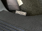 【ISOFIX】アイソフィックスはチルドシートを差し込むだけ!金具で固定されます。シートベルトを使用しないので簡単かつ安全にチャイルドシートを固定することができます!女性でも簡単に装着できます♪