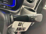 【オートライト】 周囲の明るさに応じて、ヘッドランプを自動的に点灯・消灯してくれるので、とても便利です