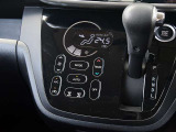 タブレット端末感覚の操作のしやすいタッチパネルを採用したオートエアコンが付いています。