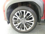かっこいいホイールですね。 車のイメージを大きく左右するホイール部分はコダワリを持ちたいですね。
