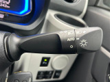 【オートライトシステム】車外の環境に合わせてライトを点灯します。トンネル入り口では瞬時に点灯するなど、点灯、消灯を車外の明るさに応じて行います。