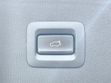 【パワーバックドア】スマートキーや運転席のボタンを押すだけでリアゲートが自動で開閉します!荷物を持っている時や、高い位置にあるバックドアを閉める際に便利な機能です♪