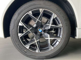BMWの純正アロイホイールは軽量かつ強度にも優れているホイールで走行性能を引き上げる設計になっております。足元にもBMWは妥協がなくこだわっている個所になります。