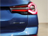 BMWの伝統の丸目4灯ヘッドライトでございます。LEDライトで視認性もよく明るく安全性の向上につながります。