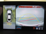 パノラミックビューモニターを装備。車を真上から見るように周囲を確認できます。機能の詳細は販売店スタッフまでお尋ねください。
