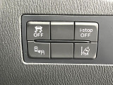 【ブラインドスポットモニタリング】走行中、ドアミラーの死角になりやすい箇所に後続車が接近するとサイドミラー付近に警告を表示、ドライバーに注意喚起をしてくれます。