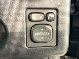 狭い駐車場で便利な電動格納ドアミラーが付いています。