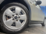 ●純正15インチアルミホイール:輸入車ならではの卓越した走りを支えるホイールと足回りです!日本車の走りに慣れている方にもぜひ体感して頂きたいほど、高いレベルでまとまっています!