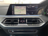 【純正ナビゲーション】BMWのナビゲーションは操作性も良く、詳細な地図情報と交通状況を見やすく表示し、快適なドライビングをサポートしながら目的地までナビゲートします