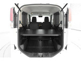 車内空間を自由にアレンジ!『マルチボード 上段モード』 車内外から様々な用途に利用できるデスクとして活用可能。ボード下の荷物を外から見えないようにする目隠しにも利用できます。