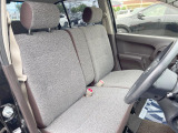 運転席まわりには十分なスペースがあり、大柄な方でもゆったり運転していただける環境です。