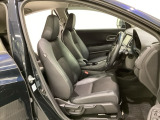 広い足元にゆったり座れるシートには肘掛けも装備しており長距離の運転でも疲れにくくなってます。女性でも運転がしやすいように、シートの高さ調整機能(シートリフター)がついています。