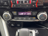 【左右独立型フルオートエアコン】運転席と助手席でそれぞれお好みの温度に設定可能。同乗者にも配慮した、快適な空調をお届け致します。