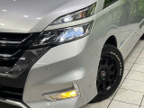 【LEDヘッドライト】悪天候や夜間走行時も良好な視界を確保し安心して運転できる高輝度LEDヘッドライトを装備!点灯速度が早く、消費電力も抑えられています。