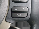 レーダークルーズコントロール(全車速追従機能付)が装備されています。高速道路で定速走行だけでなく、0km/hから約100km/hの広い範囲で先行車との車間距離を適切に保ちながら追従走行ができます。