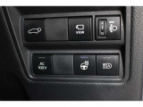 オートマチックハイビームとは、先行車や対向車のライトを認識し、ハイビームとロービームを自動で切り替える機能です。夜道の視界を確保します。詳細は販売店スタッフまでおたずねください。
