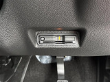 【ETC】有料道路を利用する際に料金所で停止することなく通過できる、ETC車載器(ノンストップ自動料金収受システム機器)が装備されています。セットアップを行うことで利用可能になります。