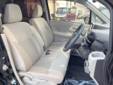 運転席まわりには十分なスペースがあり、大柄な方でもゆったり運転していただける環境です。