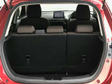 【広々トランクルーム】車体に対してスペースは広めに作ってあります。また、背もたれを倒すとより多くの荷物を乗せることができます。
