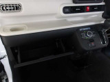 車検証などの収納に便利なグローブボックスです。