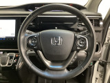 ハンドルにHondaセンシング系のクルーズコントロールやレーンキープアシストなどのスイッチと、オーディオの操作スイッチが装備されています。ハンドルから手を離さず安全に操作できます。