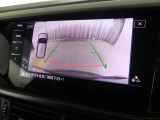 ★ギアをリバースに入れることで後方車両、ガイドラインが表示され安全確認のサポートをします★
