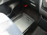 助手席シートアンダーボックス(車検証収納トレイ付)