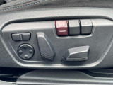 【メモリー機能付きパワーシート】運転手が代わってもボタン一つで設定ポジションに。常にご自身のドライブ設定が整います。