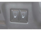 運転席と助手席にシートヒーターが付いています。