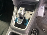 シンプルでとても使いやすいフロアシフトに、パーキングブレーキはフットブレーキタイプです。