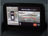 【360°ビュー・モニター】専用カメラにより上から見下ろしたような視点で360度クルマの周囲を確認することができます。駐車が苦手な方でも縦列駐車や幅寄せ時に活躍してくれます。