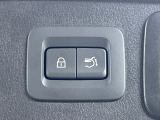 【パワーバックドア】スマートキーや運転席のボタンを押すだけでリアゲートが自動で開閉します!荷物を持っている時や、高い位置にあるバックドアを閉める際に便利な機能です♪