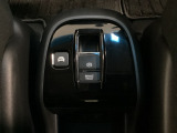 電子制御パーキングブレーキがあります。スイッチひとつで、停車した地点の傾斜などをシステムが検知・判断してブレーキ力を自動的に最適制御し、しっかり停車できるパーキングシステムです。