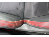痛みの出やすい運転席シート右サイド部のアップの写真、目立つような破れなどはありません、ご検討の際の参考にして下さい※中古車のため使用感はあります、細かいスレなど気になるかたは実車での確認がおすすめです
