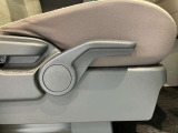運転席はご自身の適切な運転ポジションへ移動可能なラチェットが付いております。