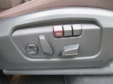 運転席メモリー付きフロント電動シート装備。