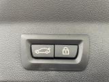 電動パワーゲートです。開閉がボタン1つで開け閉め行えます。また、状況に応じてのトランクハッチ開閉量を簡単に設定可能です。スマートオープナーも便利な機能です。ぜひお試しください。