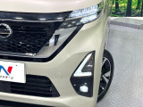 【LEDヘッドライト】悪天候や夜間走行時も良好な視界を確保し安心して運転できる高輝度LEDヘッドライトを装備!点灯速度が早く、消費電力も抑えられています。